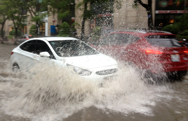 kinh nghiệm lái xe khi trời mưa ngập nước