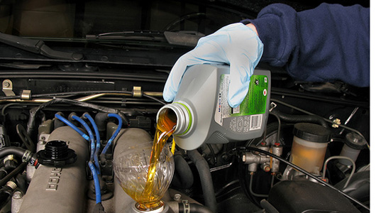 Thay dầu xe để bảo vệ động cơ xe được khỏe