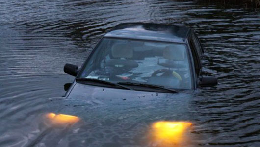Cách xử lý thoát hiểm khi xe rơi xuống nước